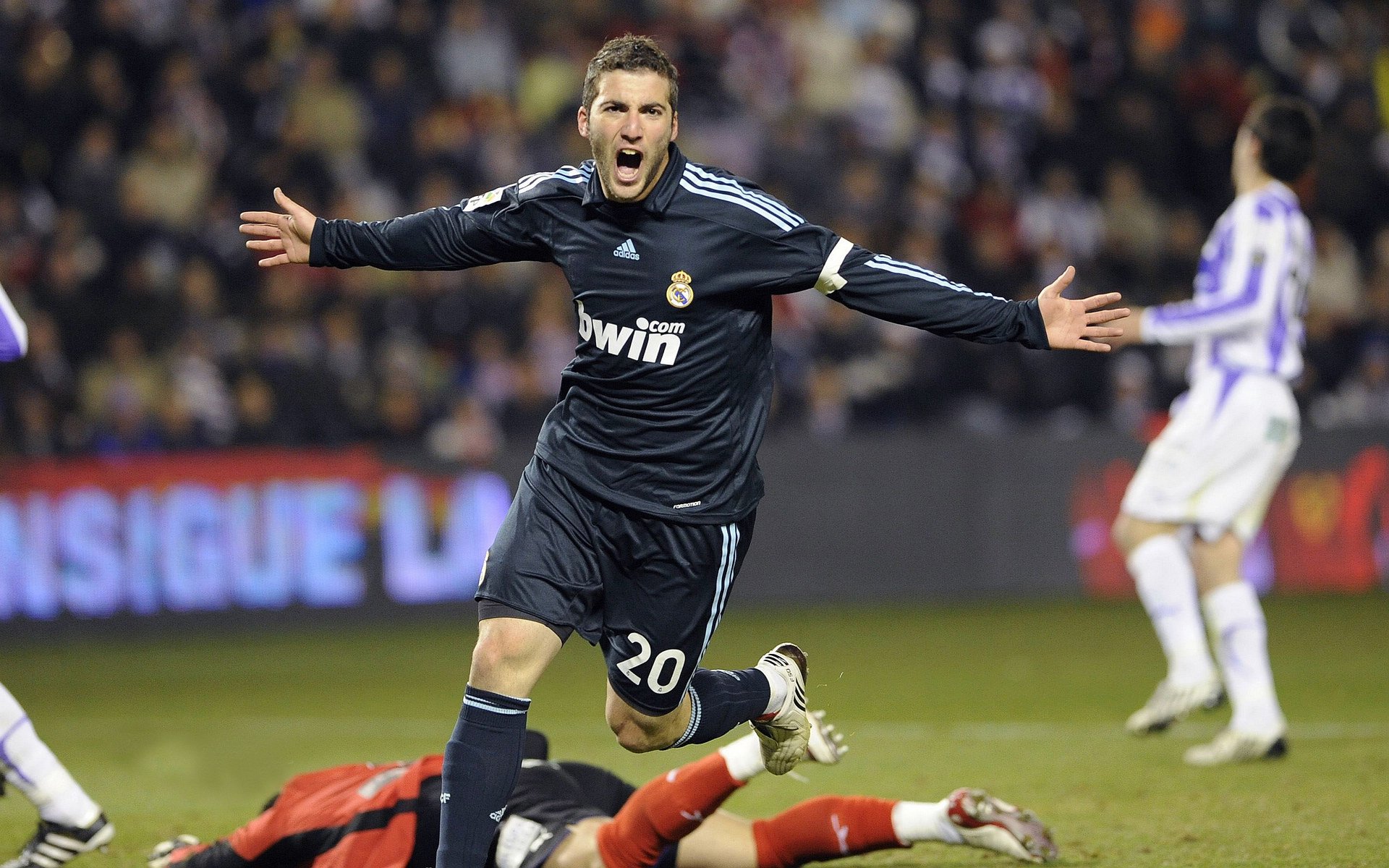 Jiu You-特色足球文化在高校校园中形成具有影响力的特色品牌，足球特色学校是什么意思